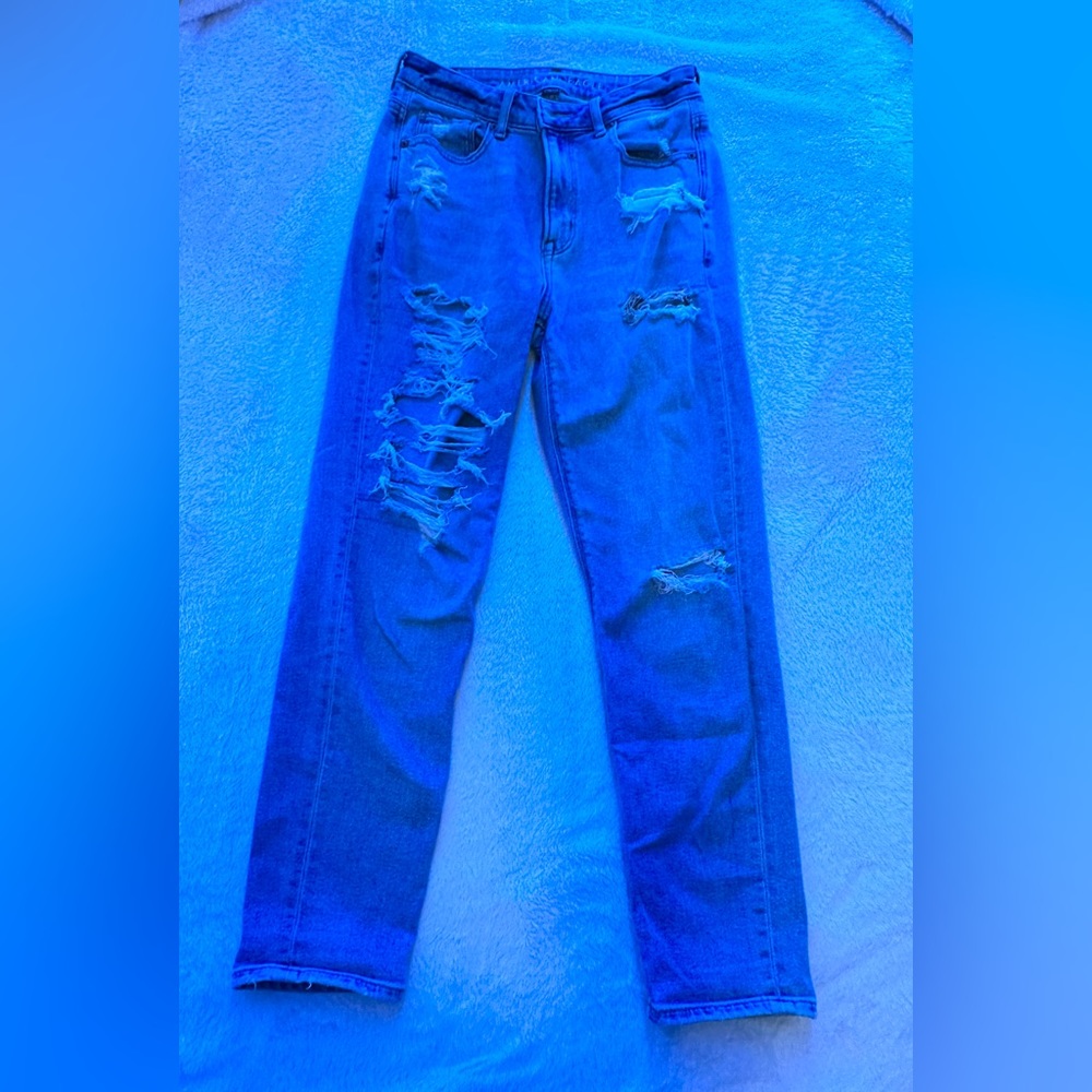 AE distressed mom jeans excellent condition size 2